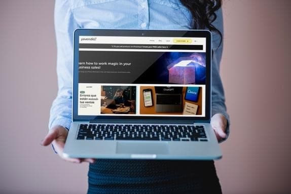 A person holding a computer
AI-generated content may be incorrect.